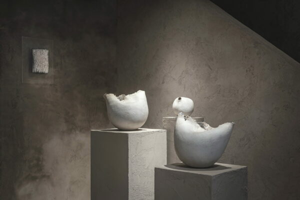 Fine-grained clay finishing plaster TerraVista Smooth Panna (cream) color and coarse-grained raw earth plaster MultiTerra Wabi Polvere and Sale Grigio (dust and gray salt) colors, all applied to the walls of Kalpa Art Gallery in the Bonomini palace in Vol Fine-grained clay finishing plaster TerraVista Smooth Panna (cream) color and coarse-grained raw earth plaster MultiTerra Wabi Polvere and Sale Grigio (dust and gray salt) colors, all applied to the walls of Kalpa Art Gallery in the Bonomini palace in Volterra. Project by Olga Niescier, Photography by Simone Stanislai, courtesy of Kalpa