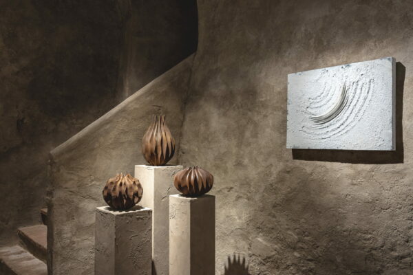 Fine-grained clay finishing plaster TerraVista Smooth Panna (cream) color and coarse-grained raw earth plaster MultiTerra Wabi Polvere and Sale Grigio (dust and gray salt) colors, all applied to the walls of Kalpa Art Gallery in the Bonomini palace in Vol Fine-grained clay finishing plaster TerraVista Smooth Panna (cream) color and coarse-grained raw earth plaster MultiTerra Wabi Polvere and Sale Grigio (dust and gray salt) colors, all applied to the walls of Kalpa Art Gallery in the Bonomini palace in Volterra. Project by Olga Niescier, Photography by Simone Stanislai, courtesy of Kalpa