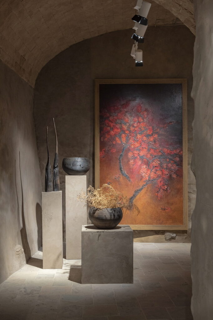 Fine-grained clay finishing plaster TerraVista Smooth Panna  (cream) color and coarse-grained raw earth plaster MultiTerra Wabi Polvere and Sale Grigio (dust and gray salt) colors, all applied to the walls of Kalpa Art Gallery in the Bonomini palace in Vol